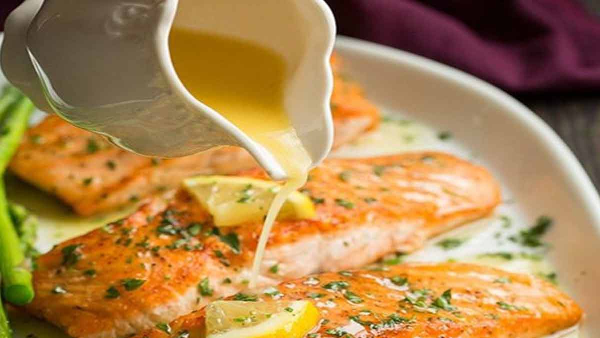 saumon à la sauce au beurre parfumé ail-citron