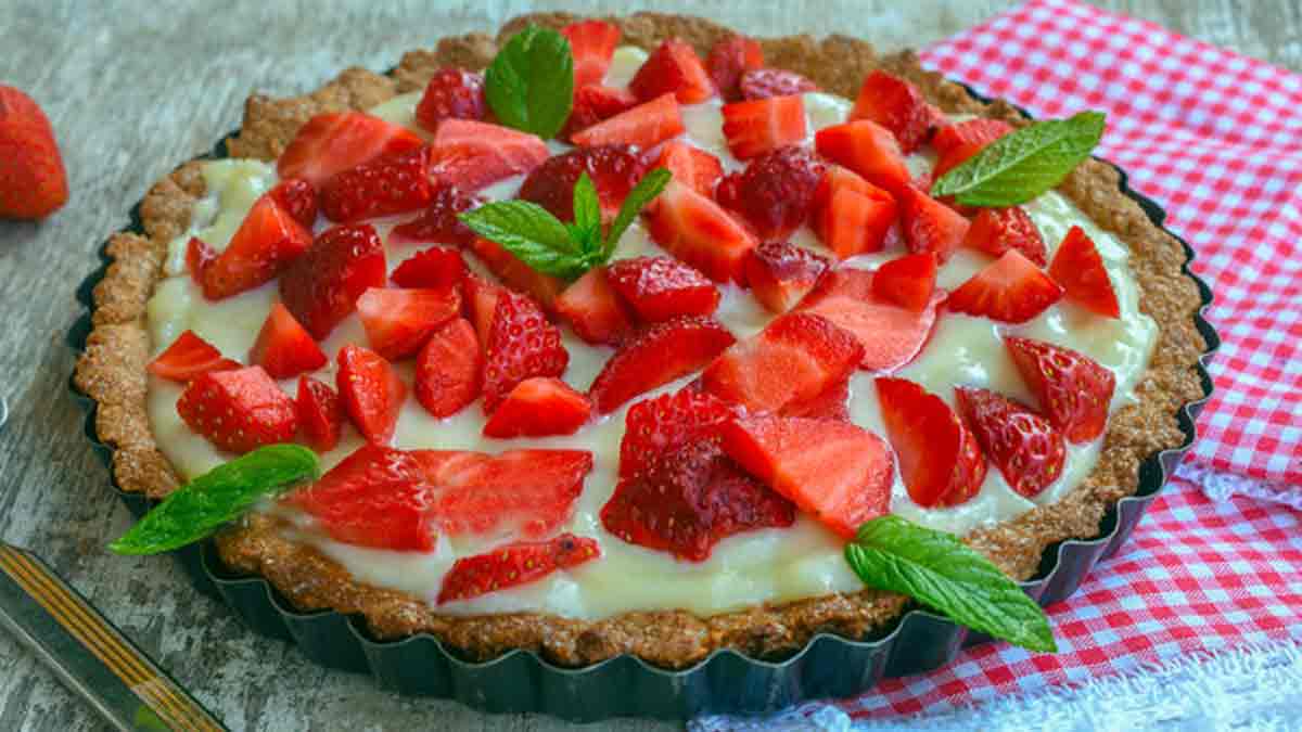 tarte garnie de crème à la fraise