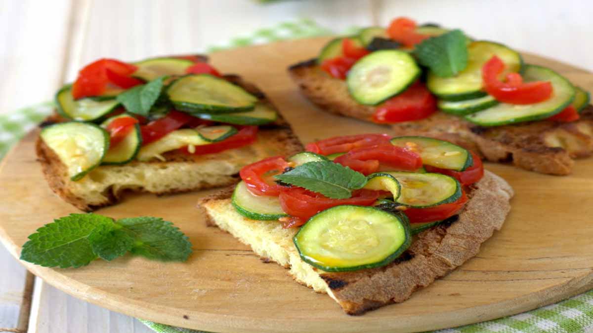 Appétissantes tartines aux courgettes et tomates