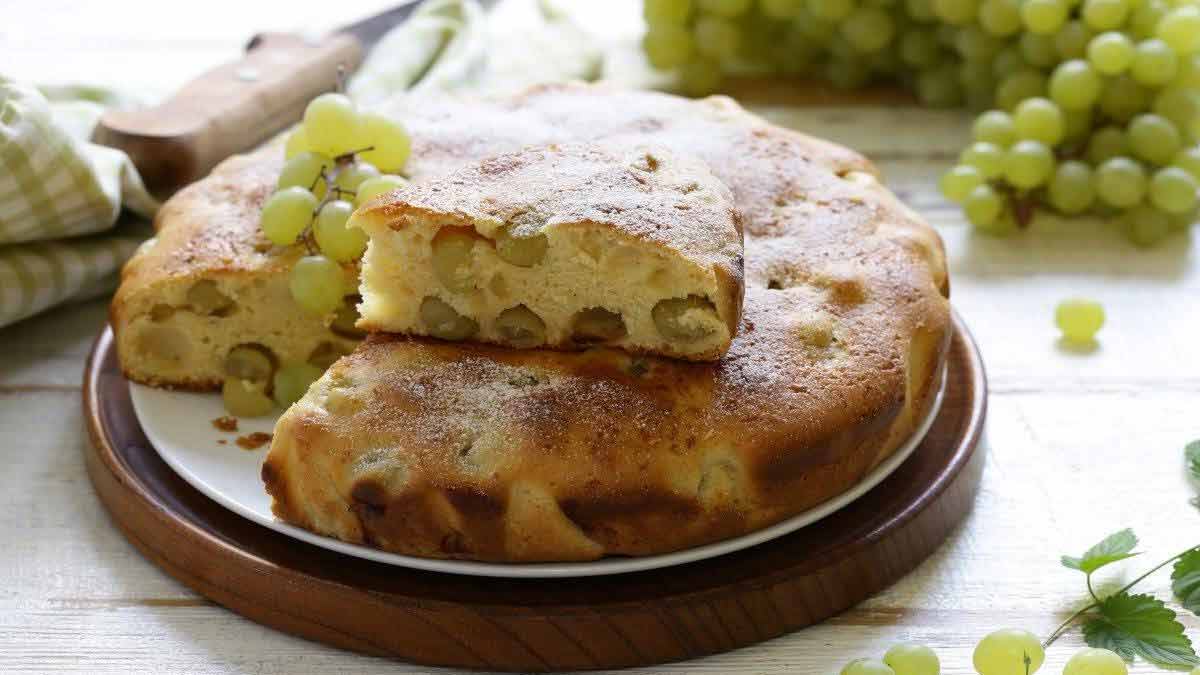 Délicieux gâteau farci aux raisins blancs