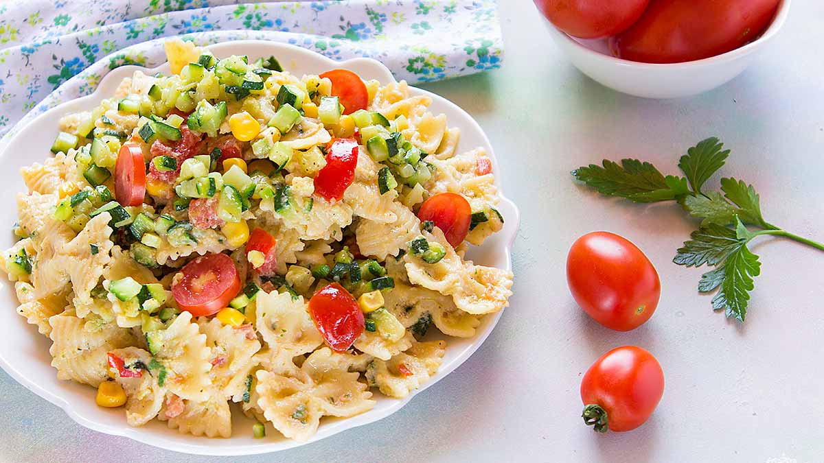 Salade froide de farfalles au thon et aux courgettes