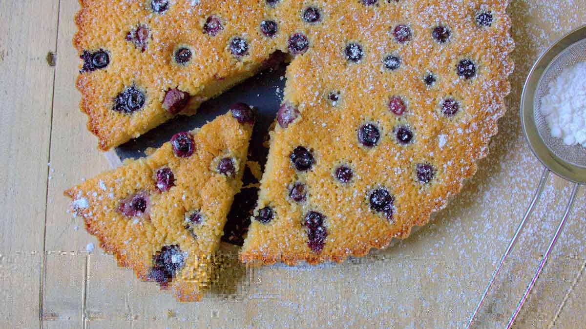 Appétissante tarte financier aux myrtilles