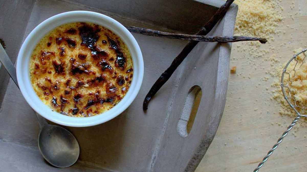 Exquise crème brûlée vanillée avec cassonade caramélisée