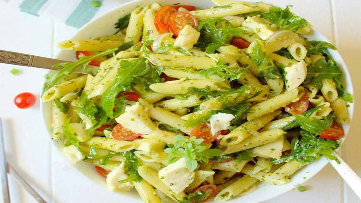 Rafraîchissante salade de penne au pesto et roquette