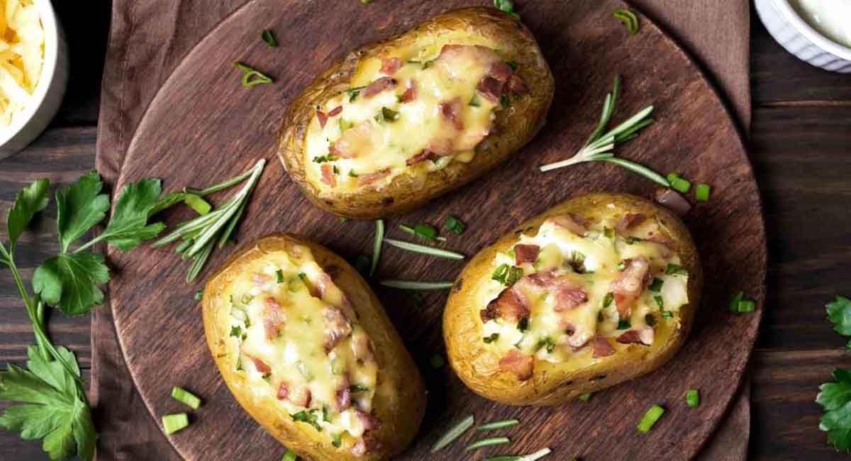 Pommes de terre farcies aux lardons et aux fromages