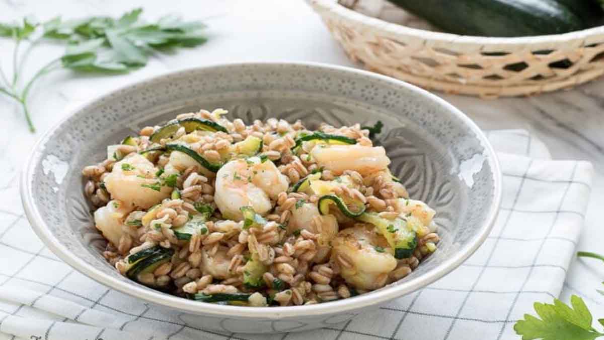 Salade d'épeautre aux courgettes et aux crevettes