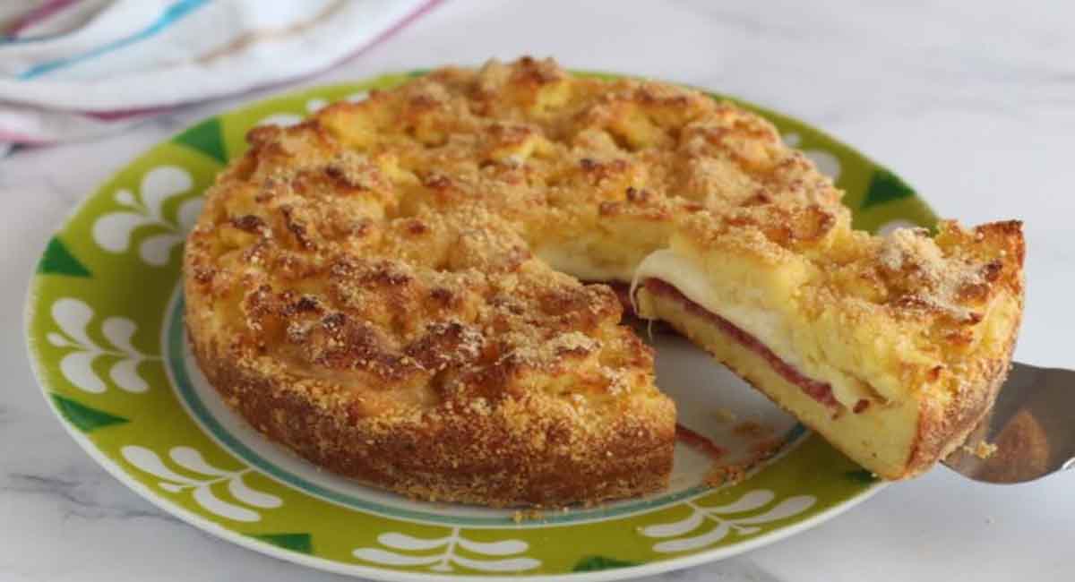 Tarte crumble de pommes de terre au salami et fromage