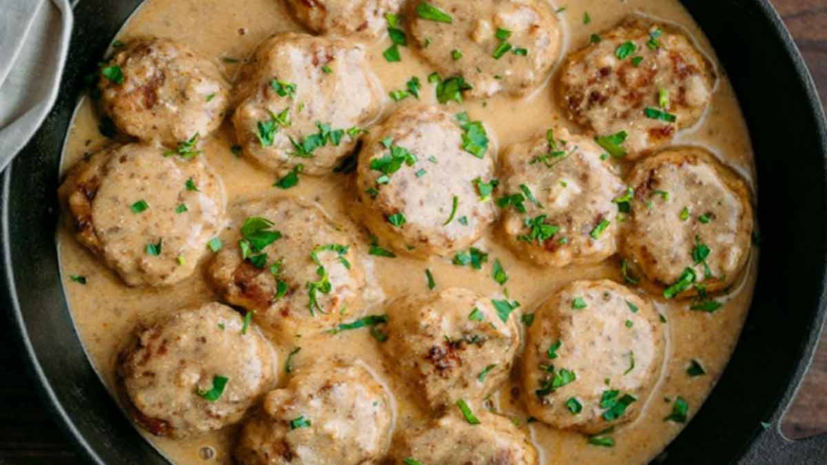 Boulettes de poulet dans une sauce crémeuse