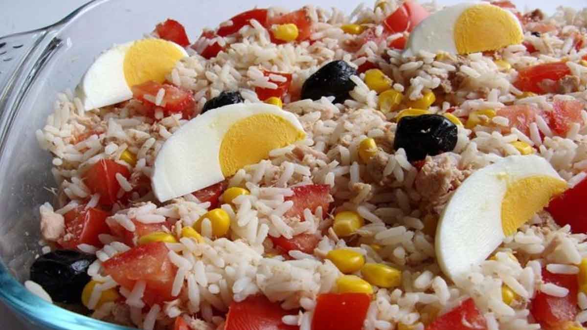 Salade de riz thon maïs tomate œuf et olives