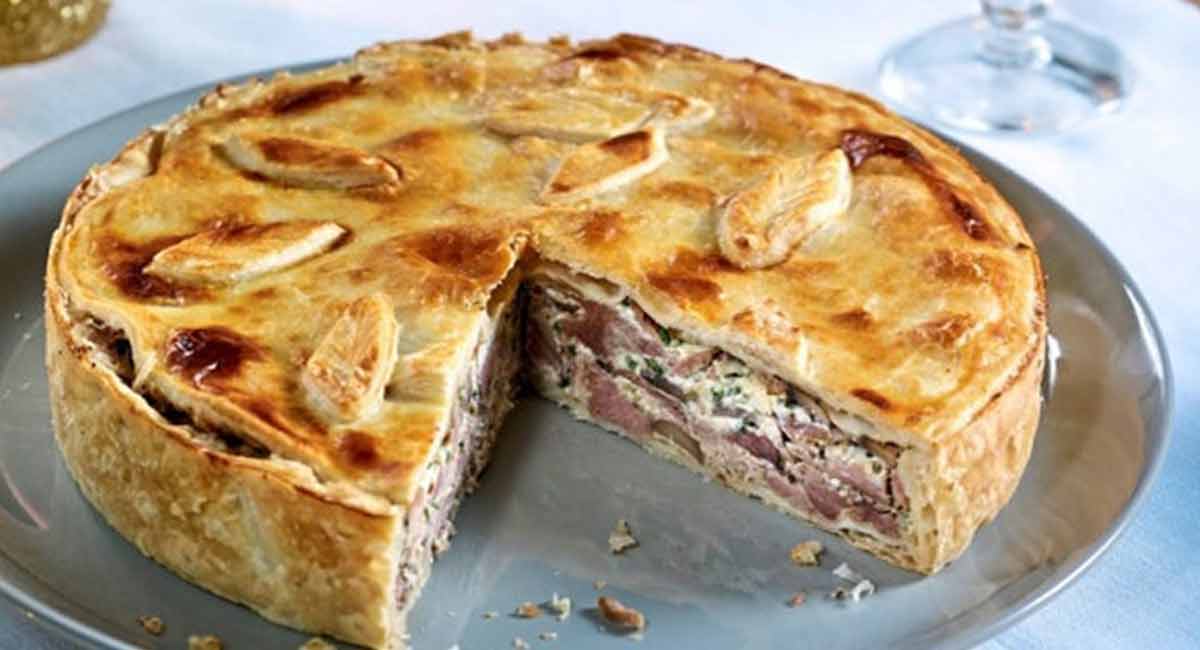 Tourte au confit de canard-foie gras et champignons des bois