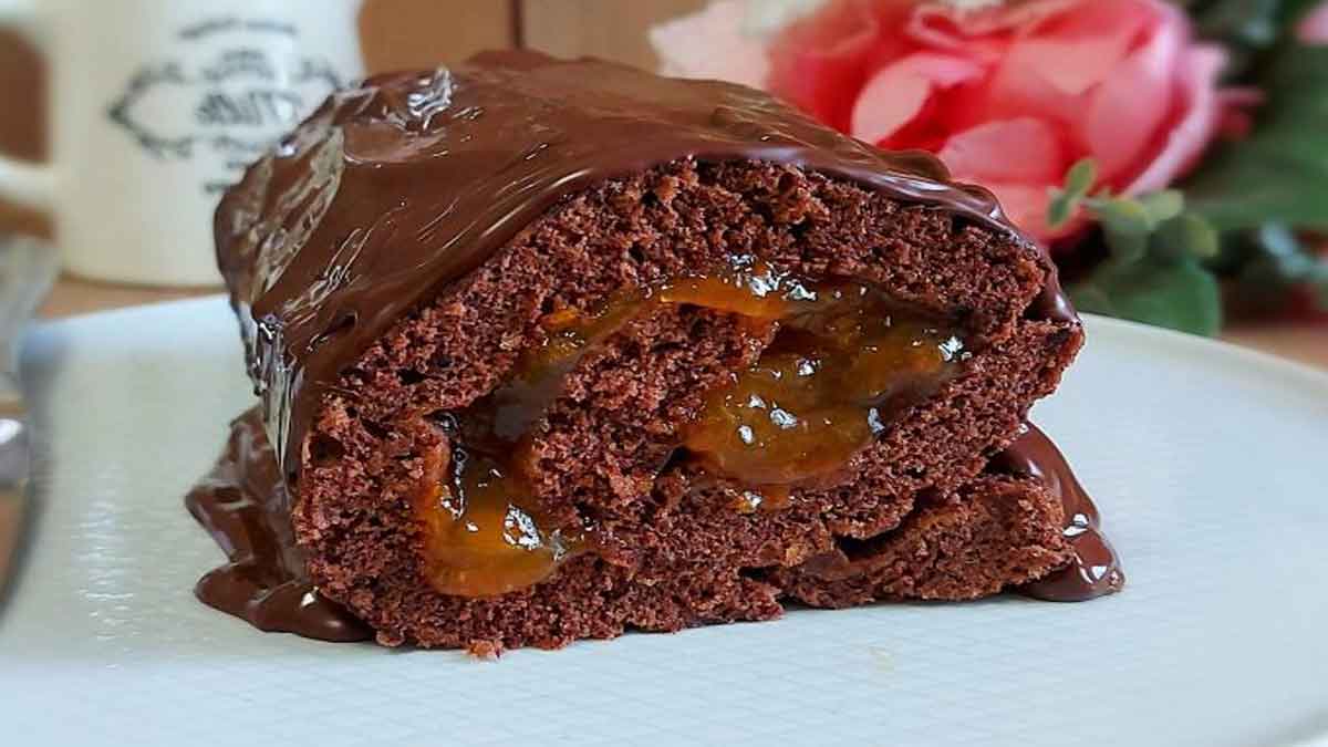 Gâteau roulé au chocolat fourré à la confiture