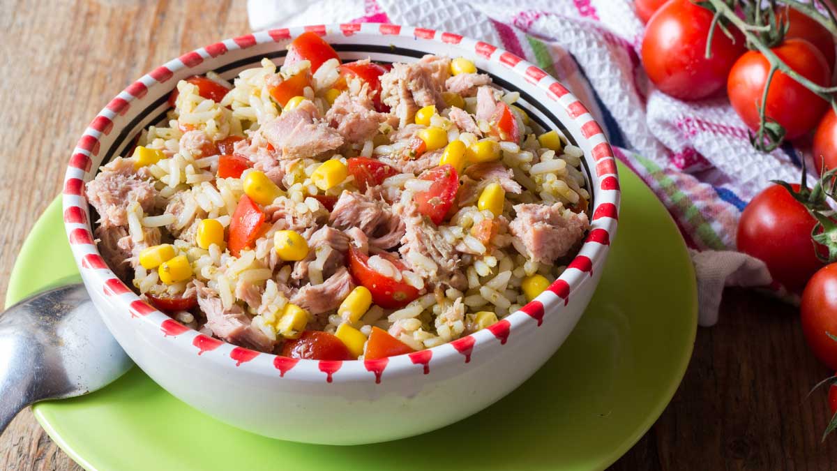 Salade de riz au thon et aux tomates cerise