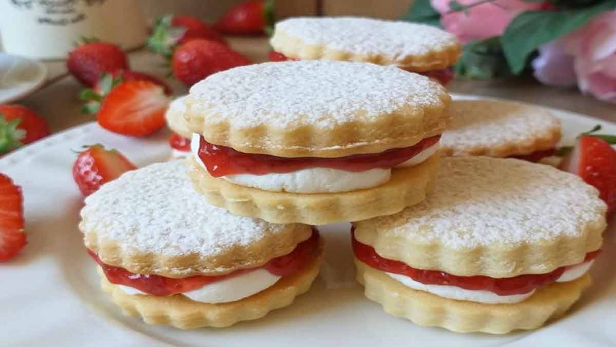 Biscuits fourrés à la crème de mascarpone et confiture