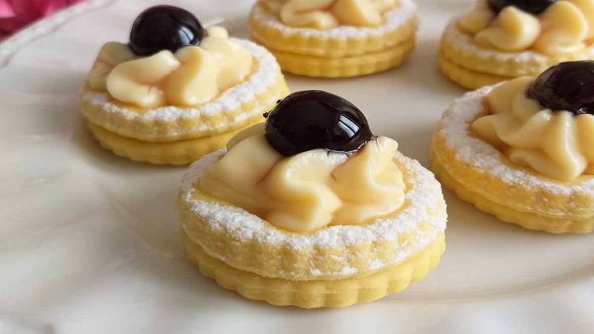 Biscuits fourrés à la crème pâtissière et à la cerise