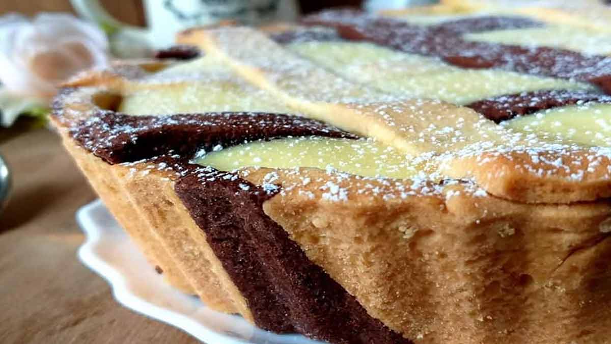 Tarte au cacao garnie à la crème anglaise