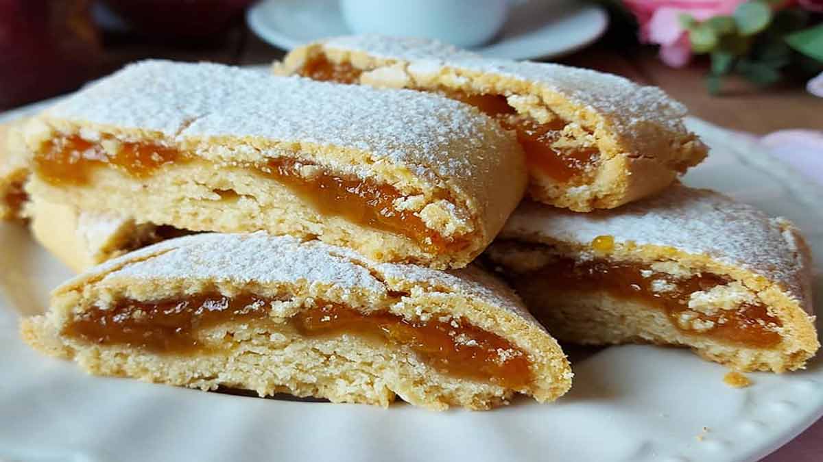 Biscuits fourrés à la confiture de pêche