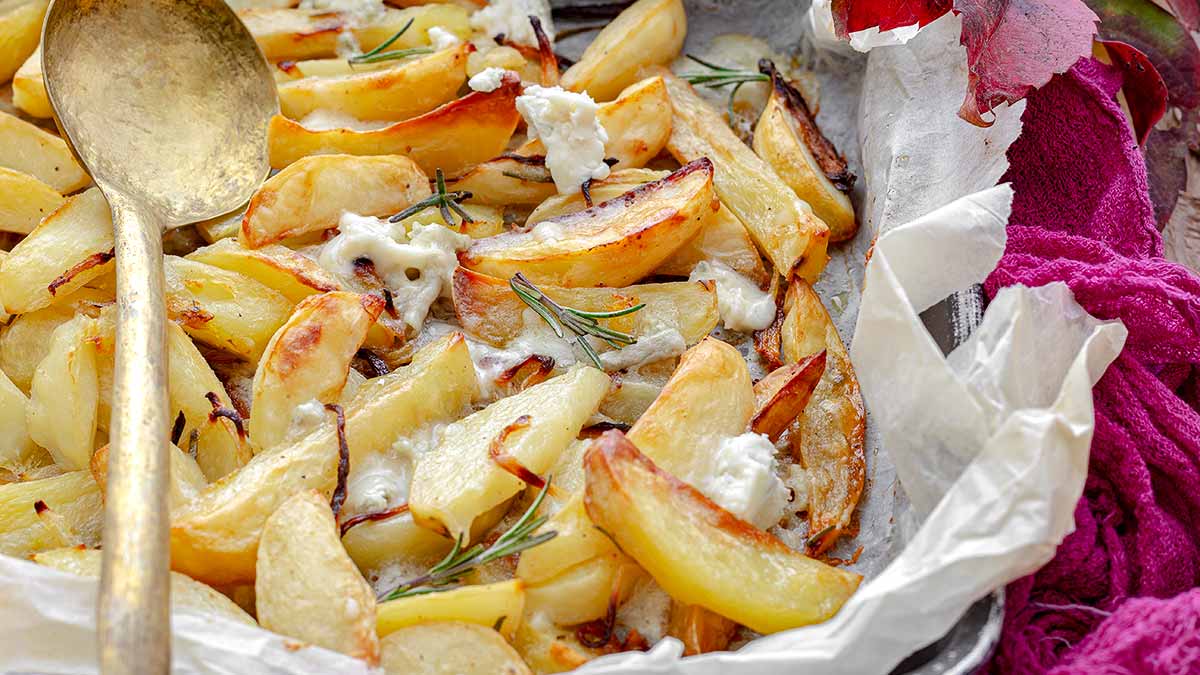 Pommes de terre cuites au four et fromage