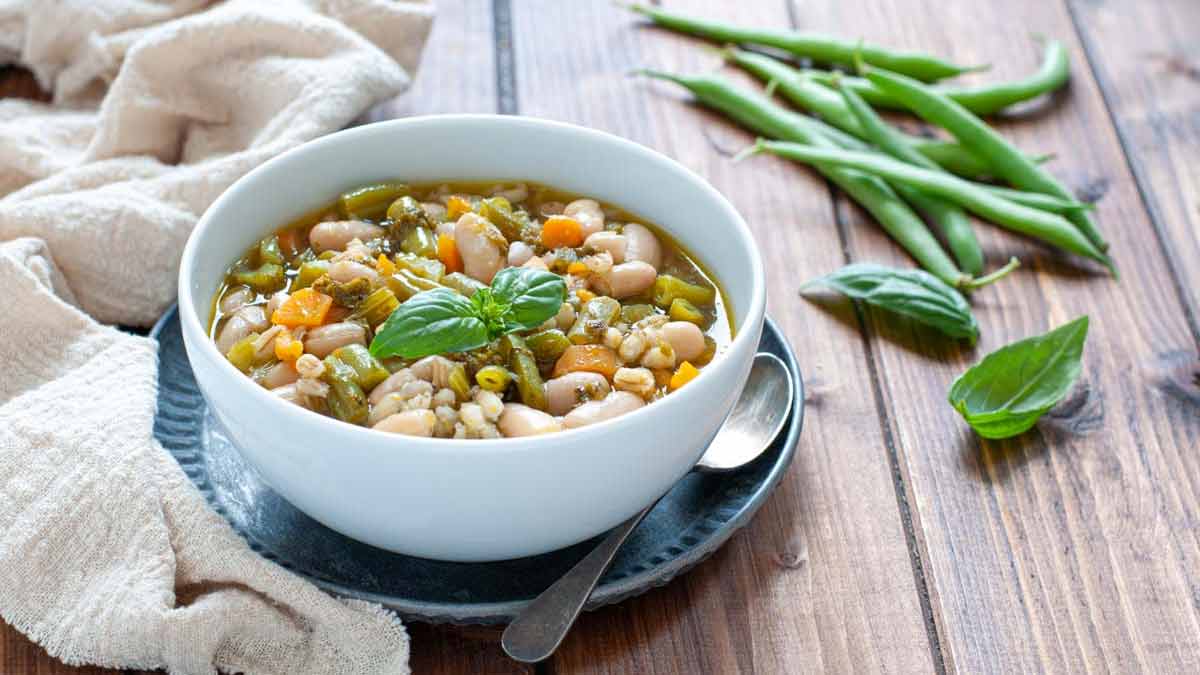 Soupe d'orge aux haricots verts et basilic