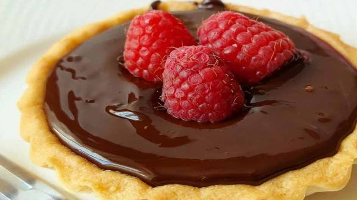 Tarte aux framboises et à la ganache au chocolat