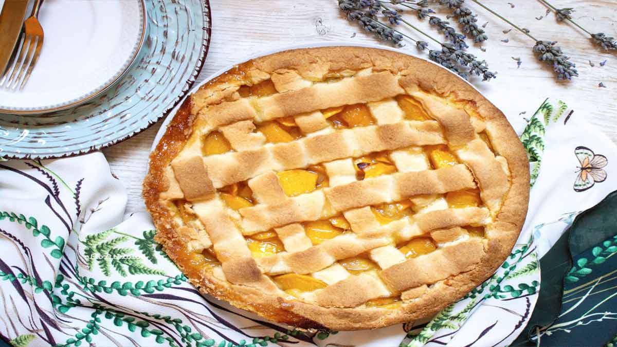 Tarte sablée fourrée aux pêches