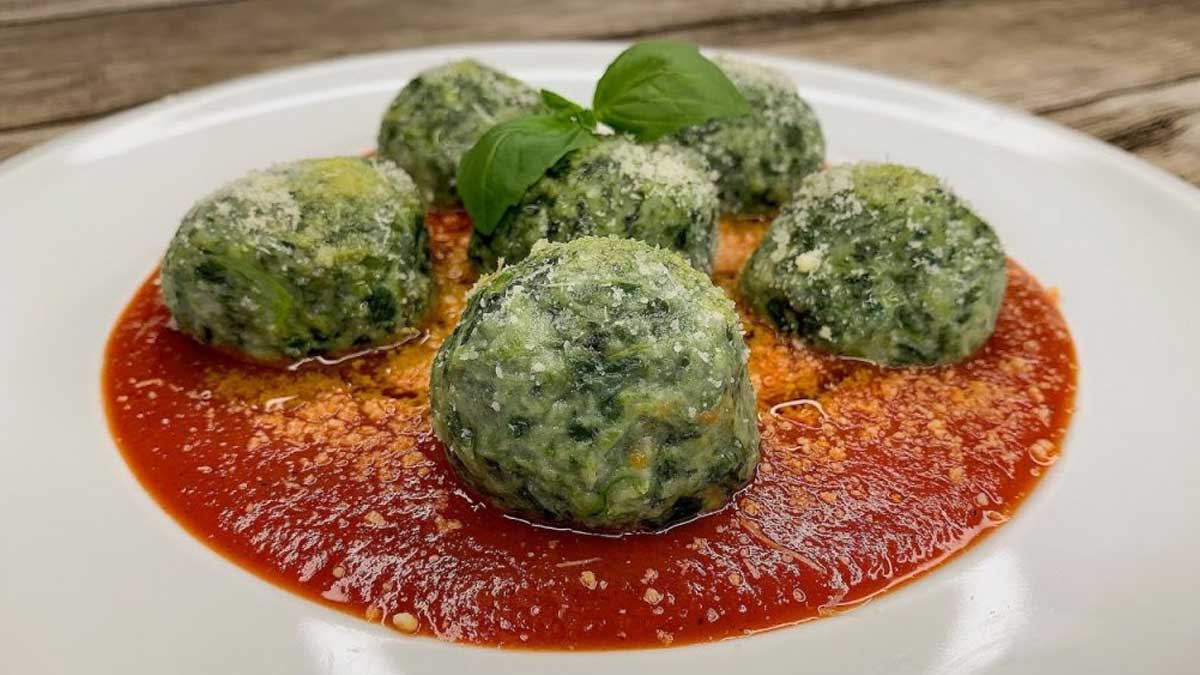 Boulettes aux épinards et à la sauce tomate