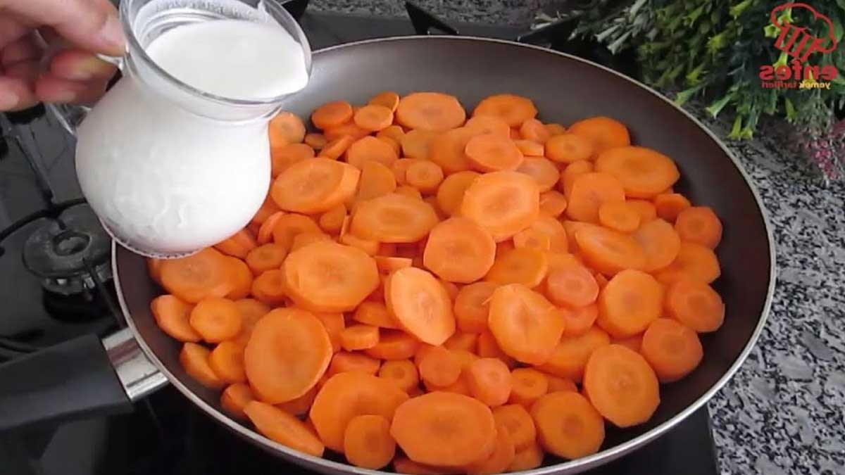 Carottes sautées à la sauce au yaourt et fines herbes