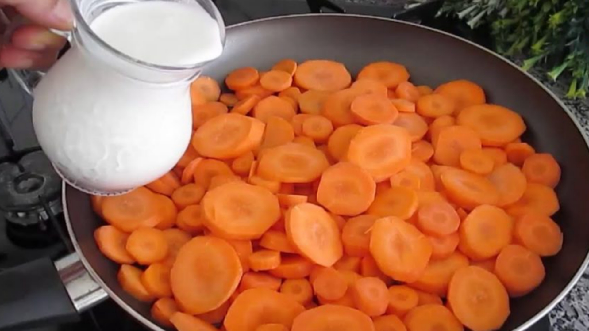 Carottes sautées avec la sauce au yaourt et fines herbes