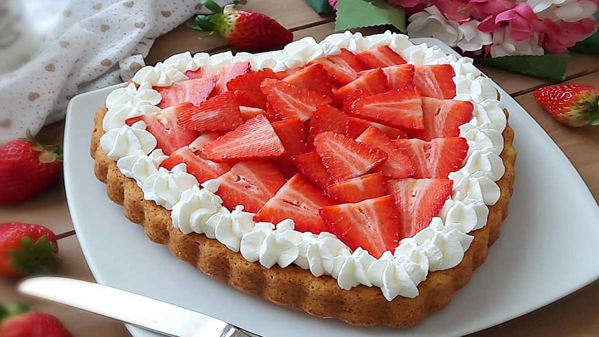 Tarte aux fraises en forme de cœur et à la crème