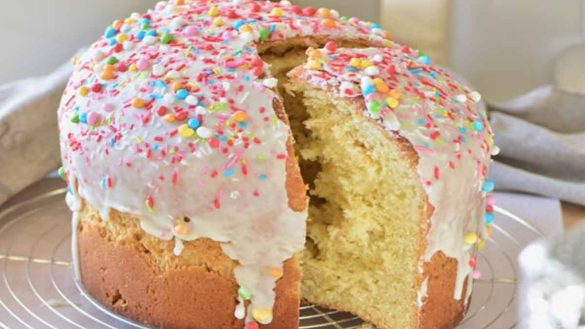 Gâteau géant à la vanille et glaçage blanc