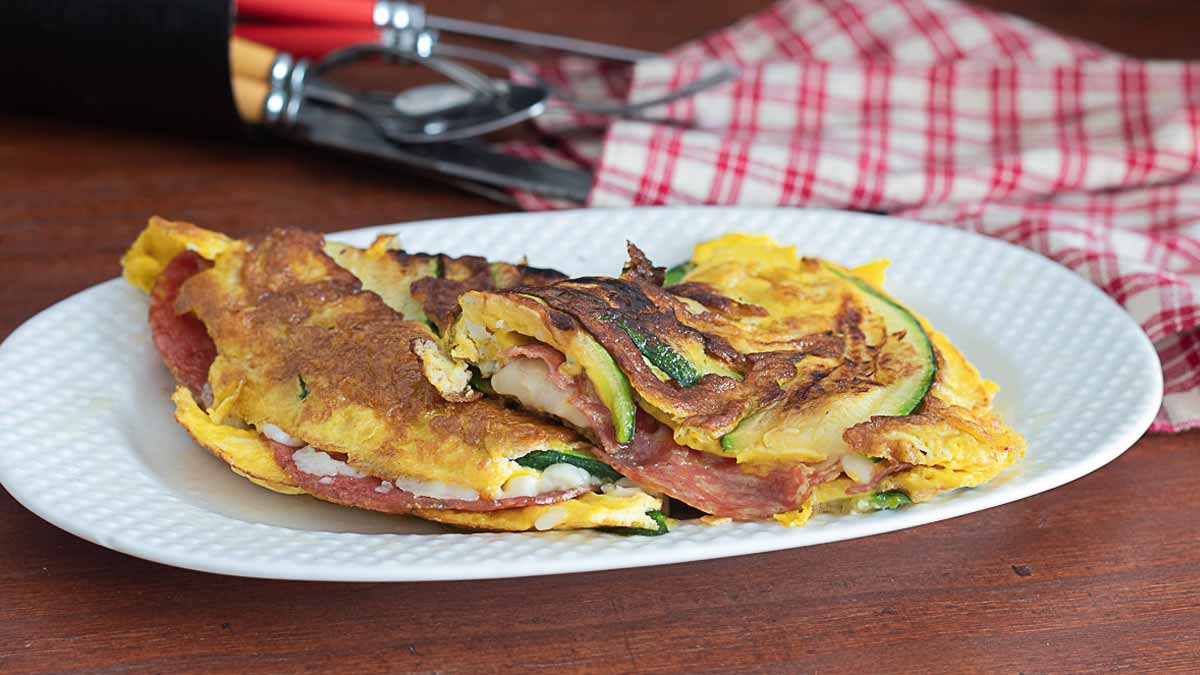 Omelette aux courgettes et au salami