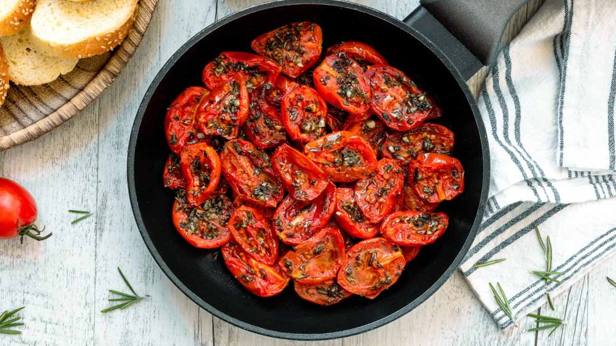 Tomates cerises cuites dans une casserole