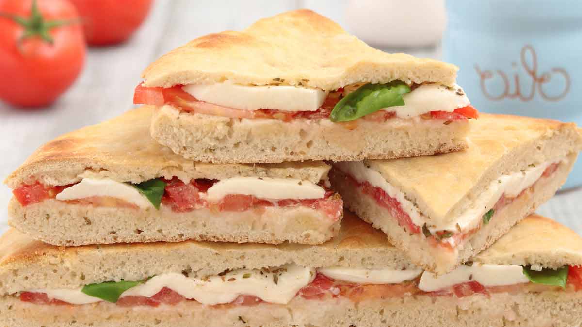 Focaccia caprese dans une poêle