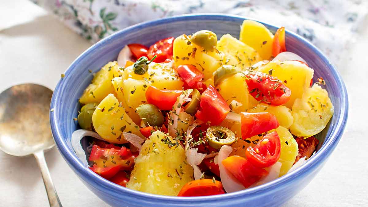 Salade d’été Pantelleria avec des pommes de terre