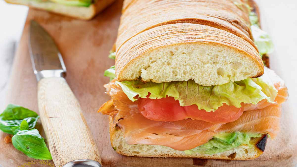 Sandwich à l’avocat et au saumon fumé