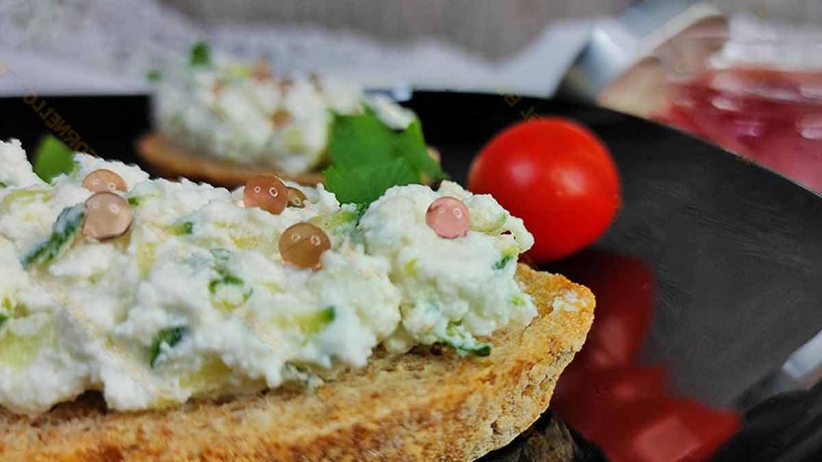 Toast aux courgettes à la ricotta et perles