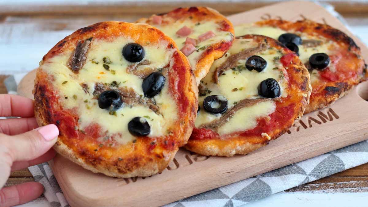 petites pizzas aux anchois et aux olives