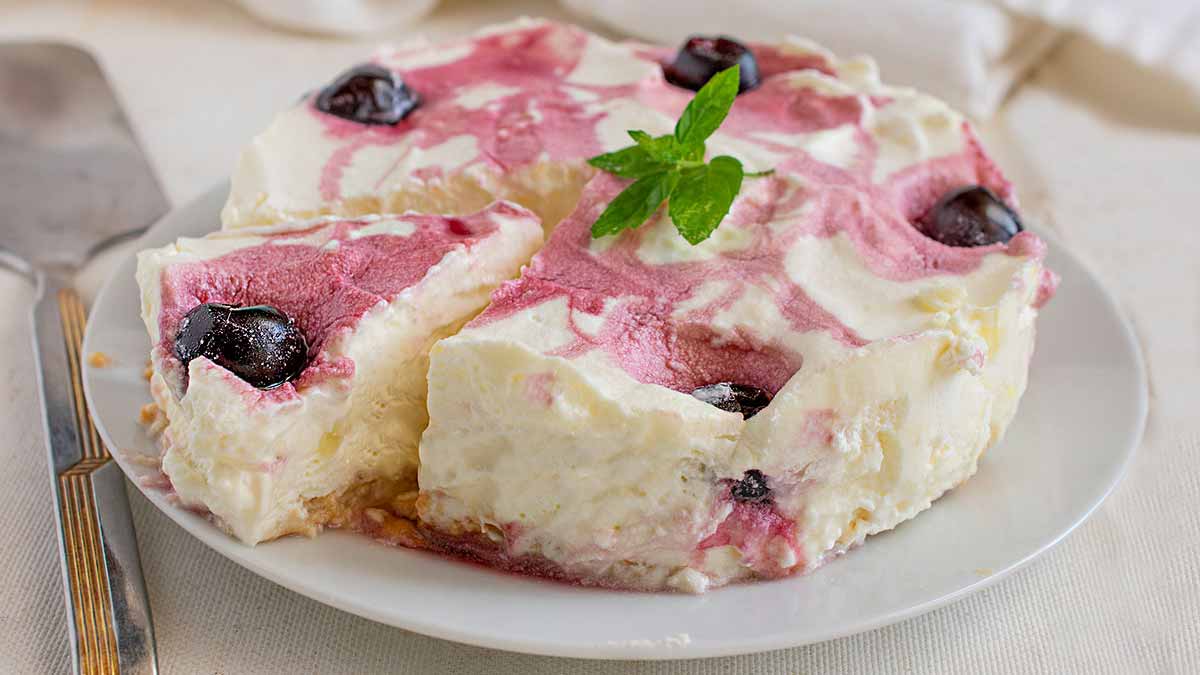 Gâteau semifreddo aux cerises noires et à la crème