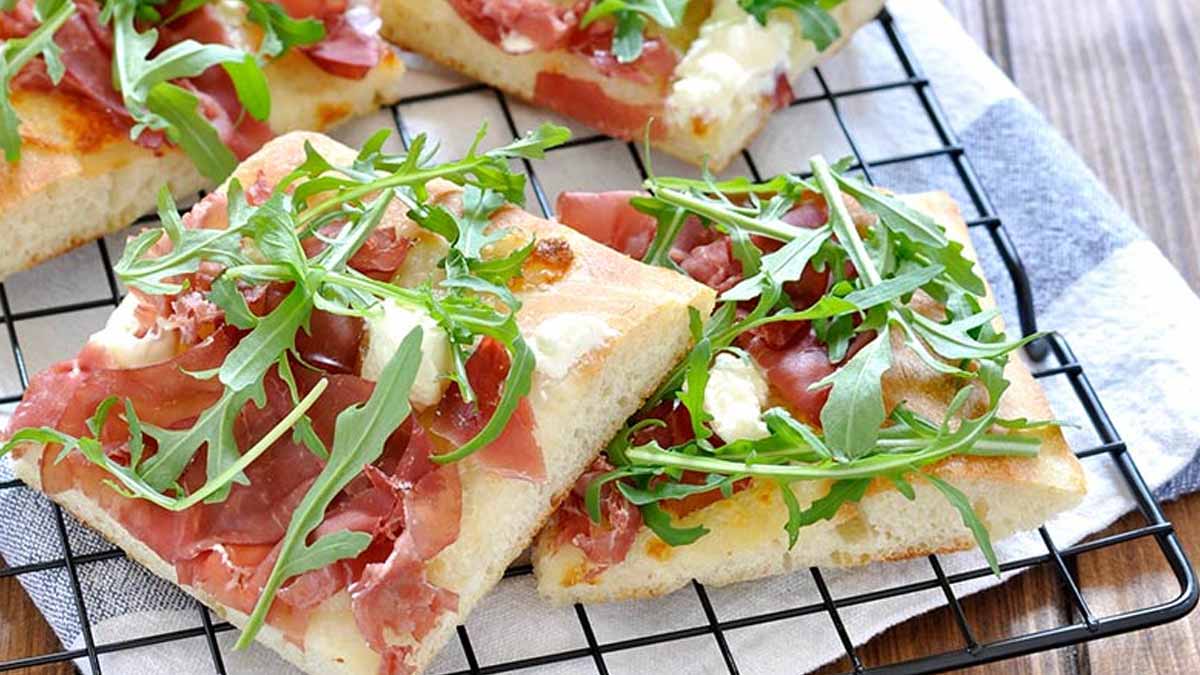 Pizza avec bresaola et roquette