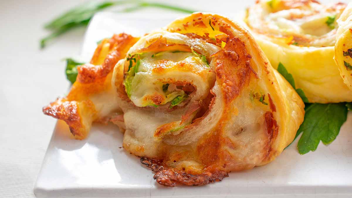 Rouleaux feuilletés au jambon et courgettes