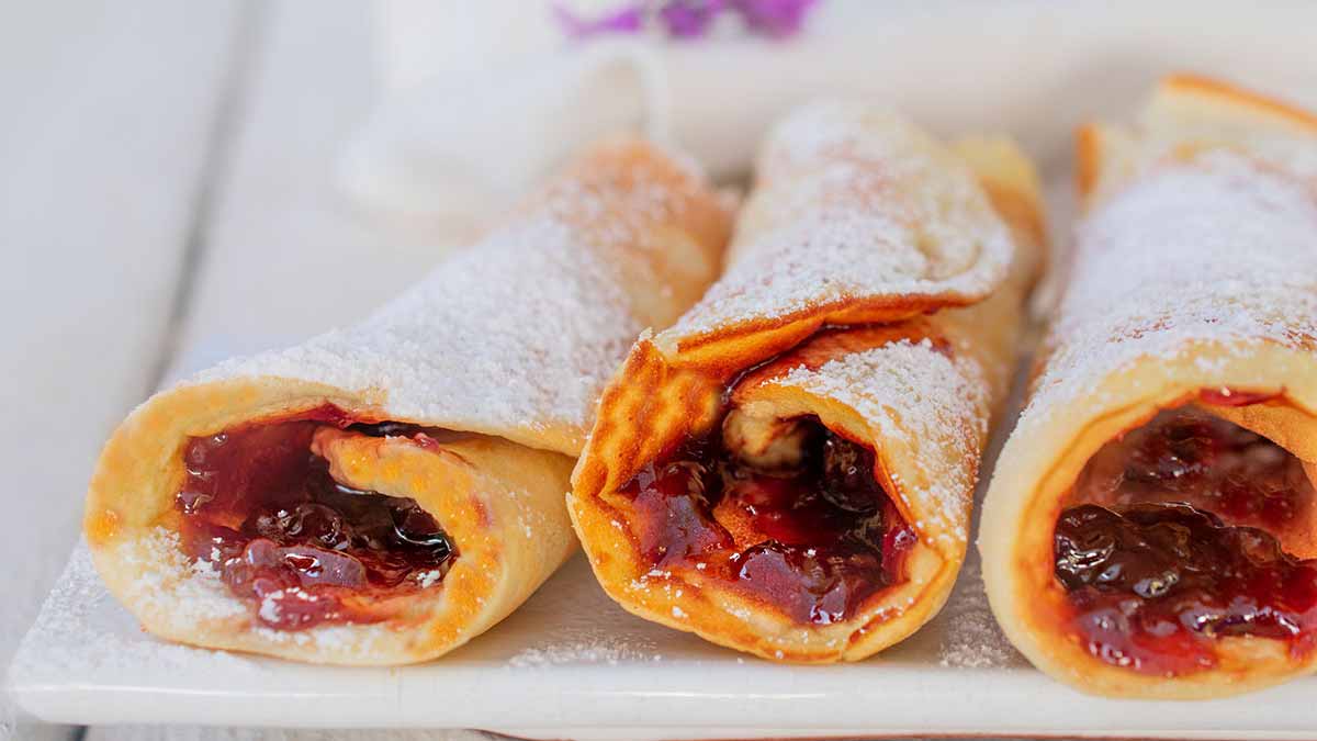 Crêpes roulées à la confiture