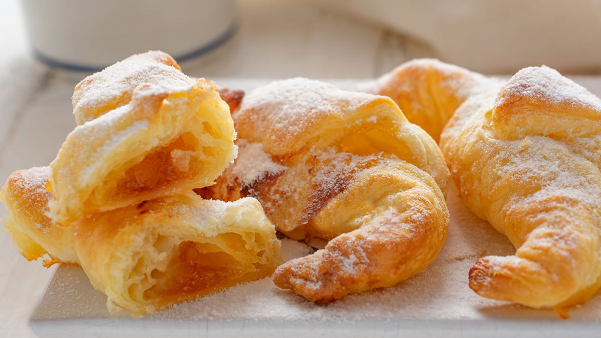 Croissants farcis aux pommes et à la confiture