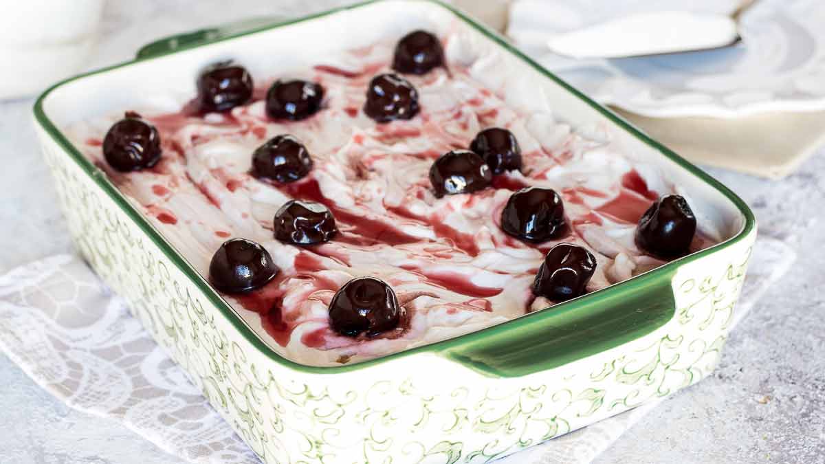 Le dessert aux cerises noires et au sirop