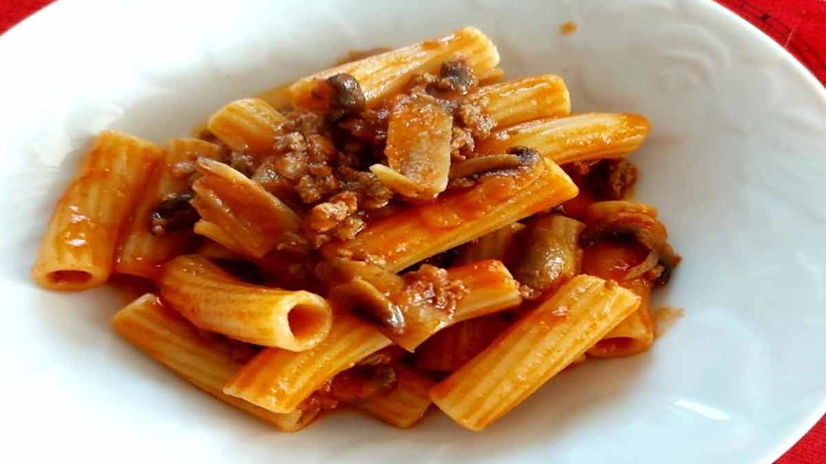 Macaronis à la sauce viande et champignons