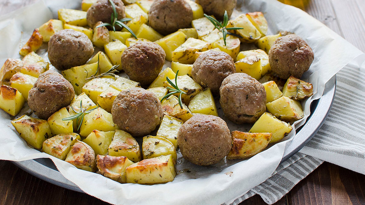 boulettes de viande avec des pommes de terre au four