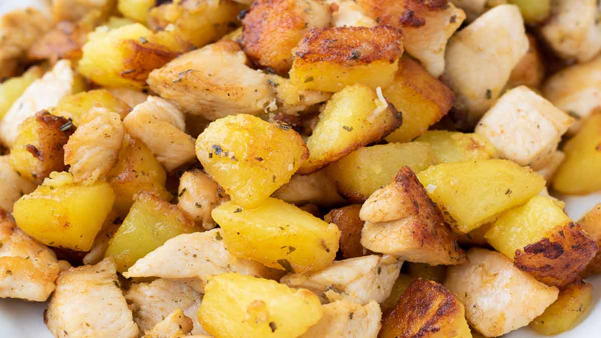 Bouchées de poulet et pommes de terre à la poêle