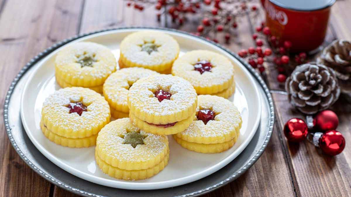 Des biscuits fourrés de crème de pistache et de confiture exquis