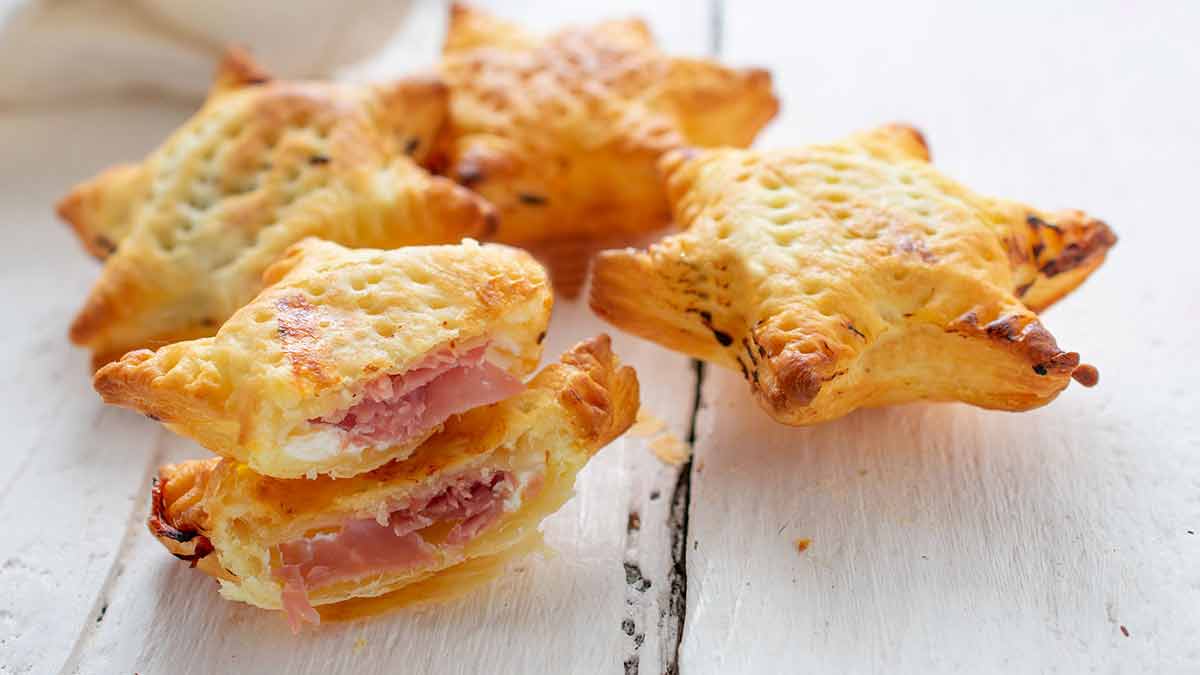 Des feuilletés au jambon et à la ricotta de la forme d’une étoile