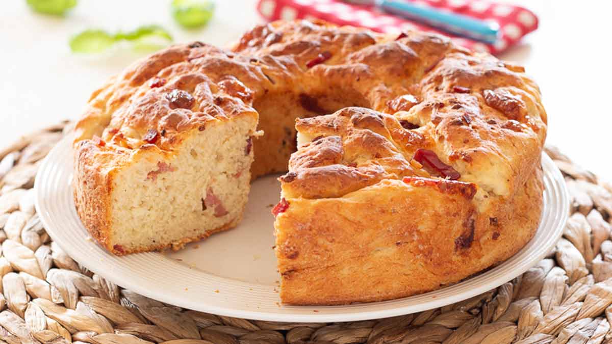 Gâteau aux pommes de terre avec salami