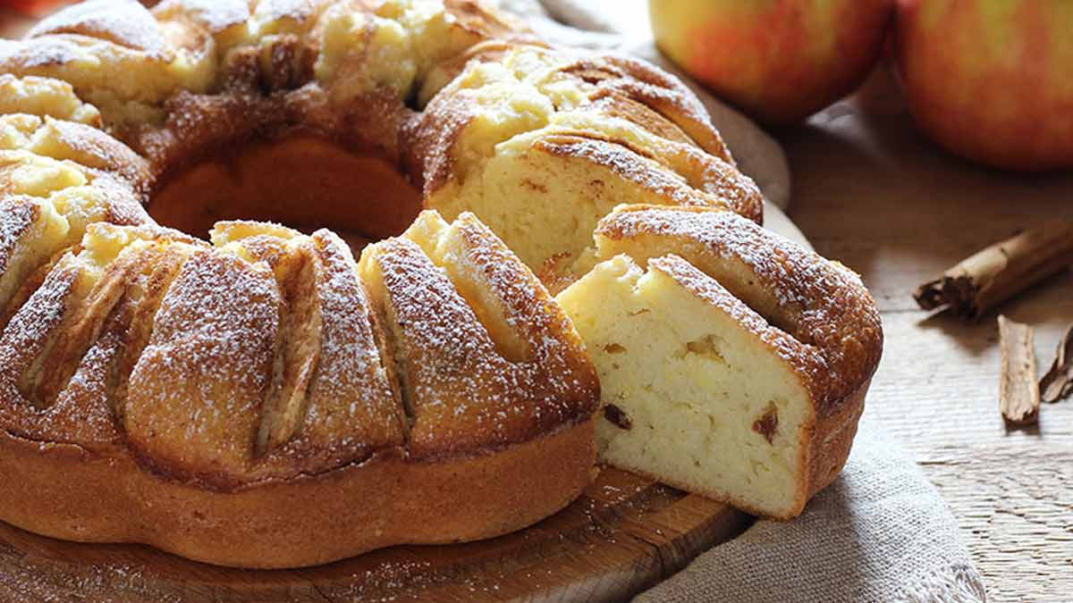 Gâteau garni aux pommes et de raisins secs