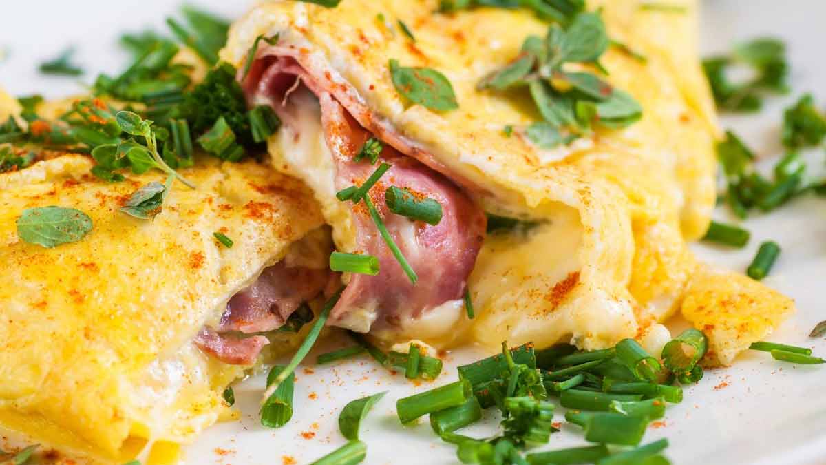 Omelette au jambon et au fromage